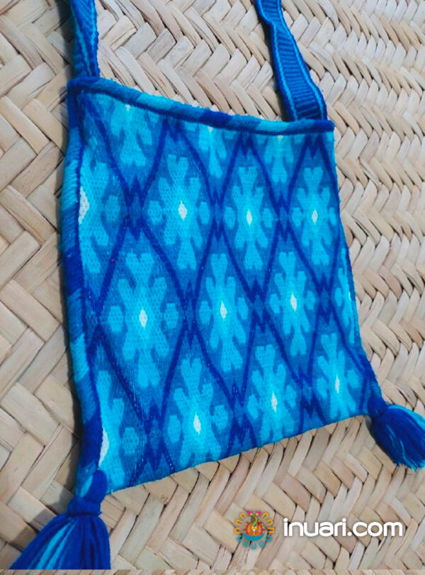 morral-kutsiuri-wixarika-azul-flor-punto-de-cruz-02 Morral Kutsiuri Wixarika Azul Flor Punto de Cruz